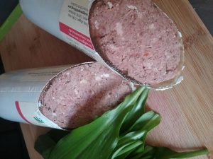 Lecker und gesund für Deinen Hund 1 Fleischrolle und frische Kräuter