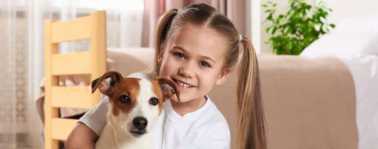 Kind und Hund