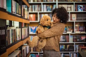 Baby und Hund 1 Frau mit Hund in Bücherei