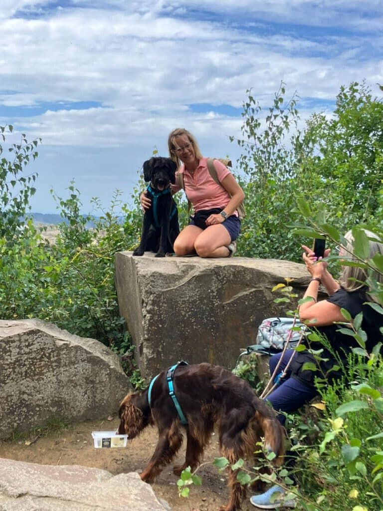 Frau mit Hund in der Balance