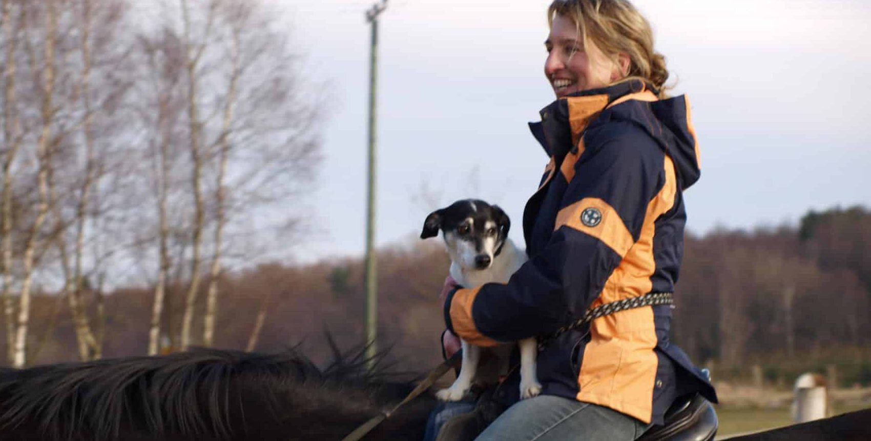Frau mit Hund 1 Reiterin mit Hund im Sattel