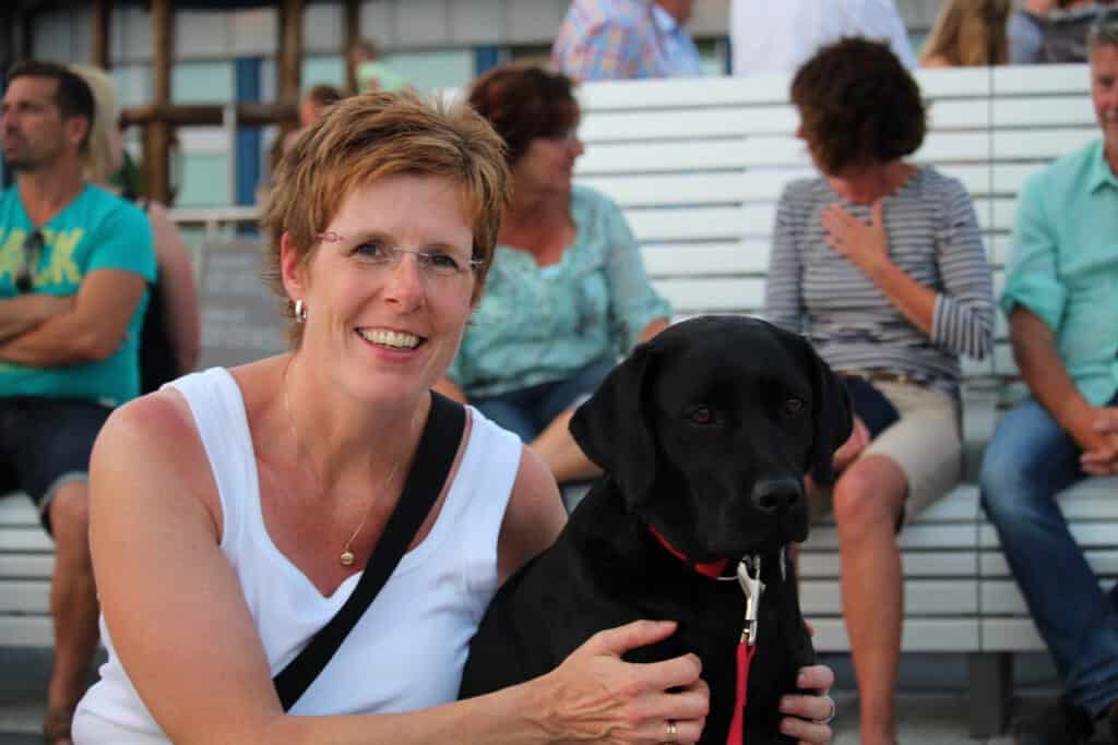 Frau mit Hund im Einklang und entspannt