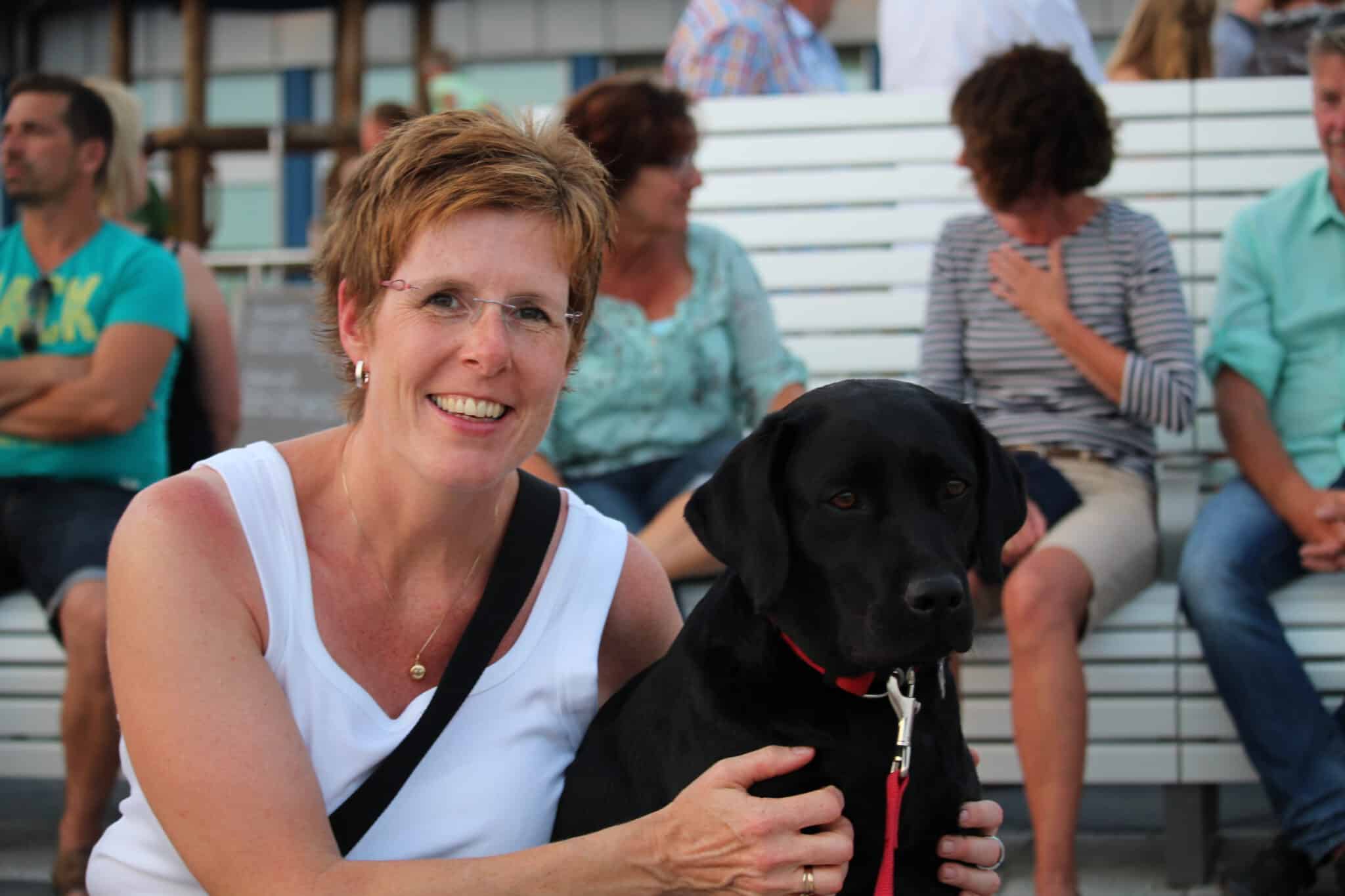 Frau mit Hund – in der Balance 1 Frau mit Hund im Einklang und entspannt